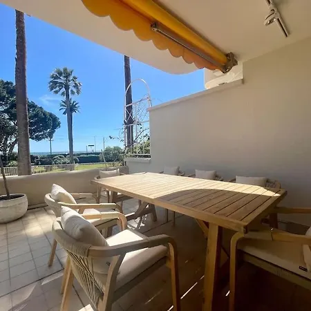 Le Bluebay - Luxurious 2 Bedrooms Seaview Swimming Pool Carpark